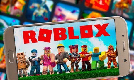 Global player spending share on Roblox mobile 2023