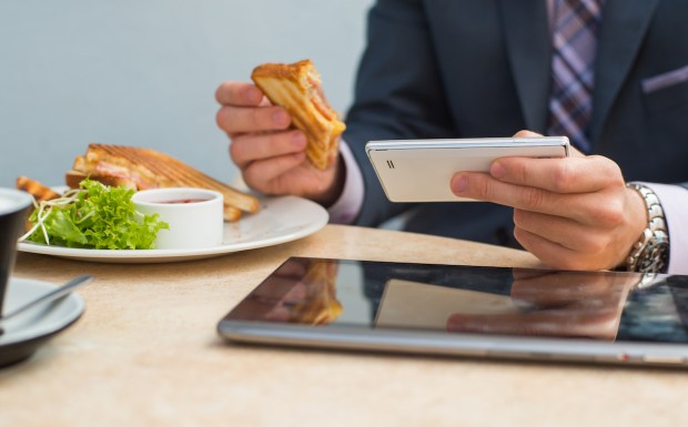How Restaurants Can up Digital Engagement During Work Week