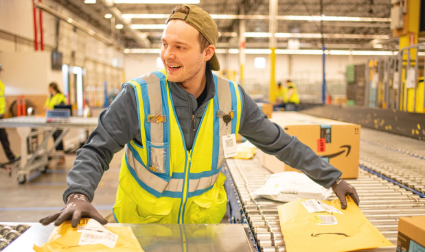 Amazon Plans to Hire 250,000 Employees for Holiday Season