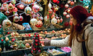 Retailers Scale Back Holiday Hiring as Consumers Grow Uneasy