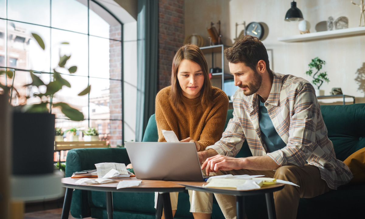 Nearly 12% of Americans See Incomes Decrease as Business Slows