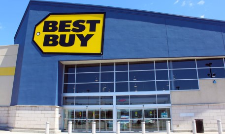 Best Buy Lowers Sales Outlook as Black Friday Looms