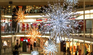 Retailers Expect Interest Rates and Inflation to Slow Holiday Spending