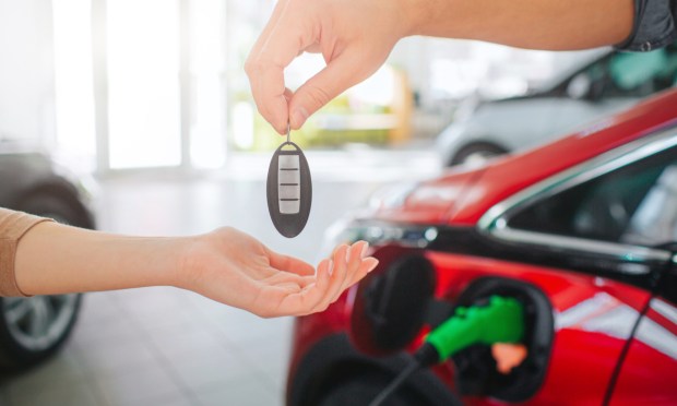 Auto Dealers See Consumers’ EV Enthusiasm Lose Its Spark