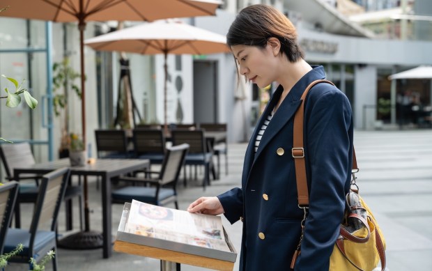 Low-Income Tourists Steer Clear of Digital Tools When Picking Restaurants