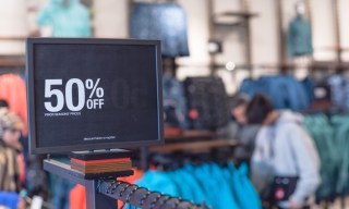Retailers Offer Fewer Discounts as Consumers Seek Last-Minute Gifts