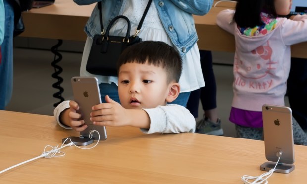 Chinese Retailers Discount iPhones as Sales Volume Declines