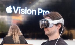Apple’s Marketing Head for Vision Pro Retires