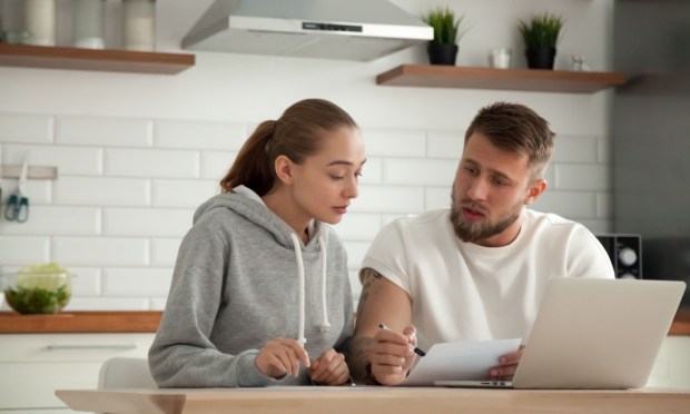 Paycheck-to-Paycheck Economy Moves to Higher-Income Brackets