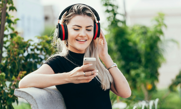 Online Marketplaces Deploy AI to Provide Personal Shopper Experience