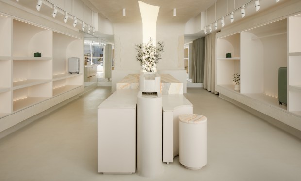 CEO Interview: Monos Brick-and-Mortar Stores Drive 40% eCommerce Boost