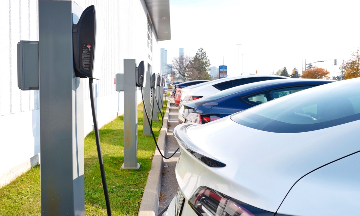 Malls Add EV Chargers to Woo Affluent Shoppers With Spare Time