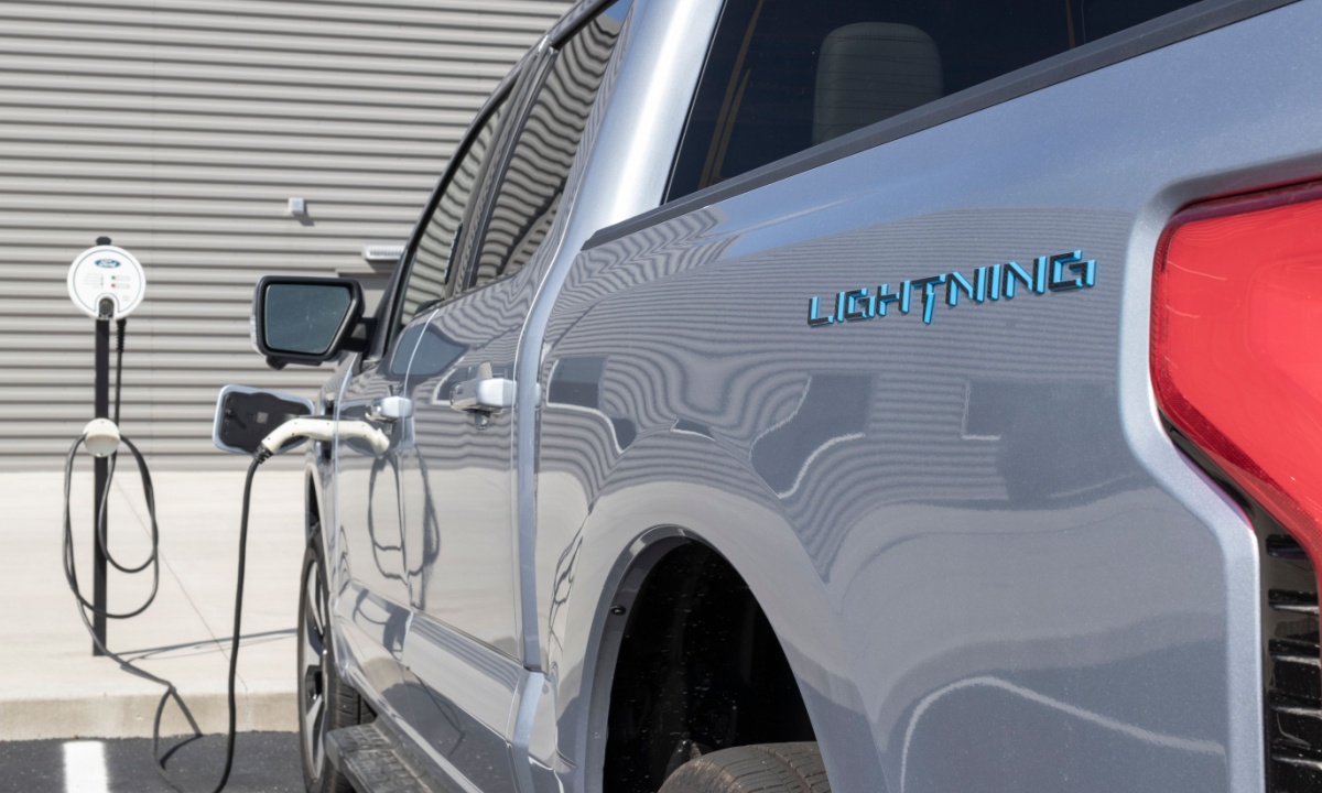 Automakers Face Roadblocks in Switching to Electric Vehicles