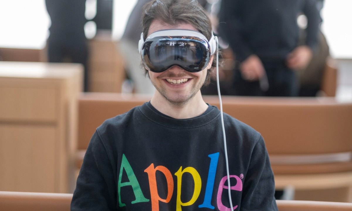 Apple Faces ‘Chicken-or-Egg Problem’ as Vision Pro Interest Flags