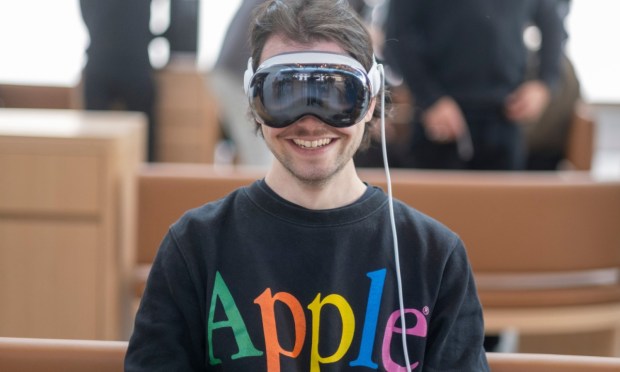 Apple Faces ‘Chicken-or-Egg Problem’ as Vision Pro Interest Flags