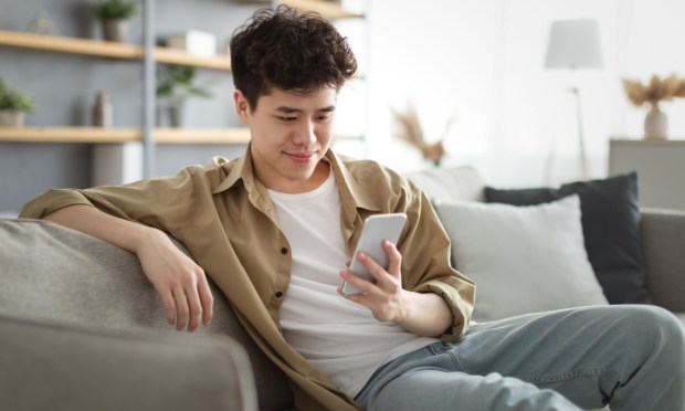 AI App Race Intensifies as Tech Giants Vie for Consumer Attention