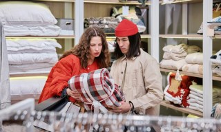 Holiday Shoppers Wait for Deals Before Buying
