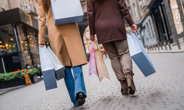 US Consumers Spend ‘Robustly’ After Almost $1 Trillion Holiday