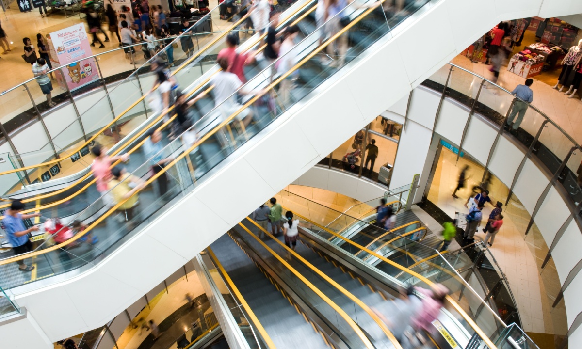 Visits to US Retailers Dip Alongside Consumer Confidence