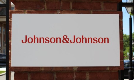 J&J, 100 milyar dolarlık gelir hedefi doğrultusunda FDA onaylı cerrahi robotunu öne çıkarıyor