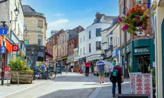 UK Retail Sales Rose 0.4% in March, Driven by Sunny Weather
