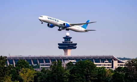 Photo for: United CEO Says Starlink Wi-Fi and Mobile App Help Poach Rival Airlines’ Flyers