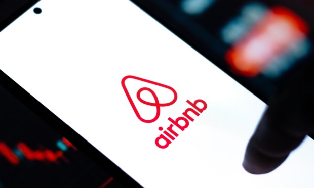 Airbnb: 50% of Users Turn to AI Bot for Customer Service
