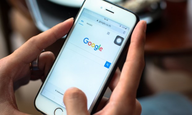 Apple and Google Investors Fret as ChatGPT Gains Search Ground 