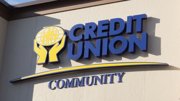 Credit Unions Outpace Digital Banks in Top-of-Wallet Conversion Battle