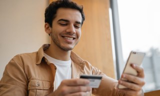 Credit Card Balances Drop on Annual Basis for First Time Since ’21