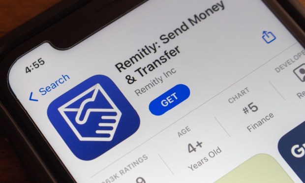 Latin American Migrants Boost Remittances Amid ICE Crackdown