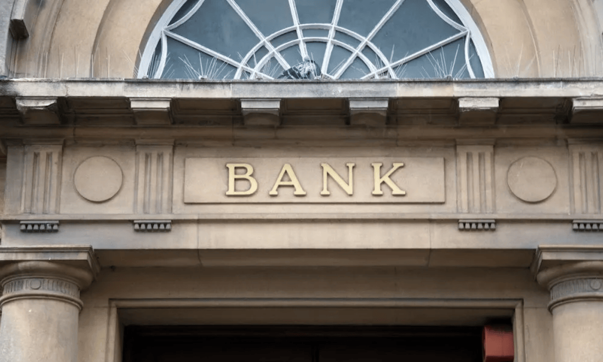 Small Lenders Face Tariff-Related Turmoil While Big Banks Thrive