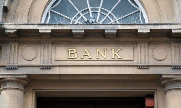 Small Lenders Face Tariff-Related Turmoil While Big Banks Thrive