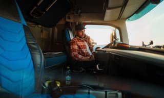 Drivers Demand Instant Pay, but Trucking Firms Aren’t Listening