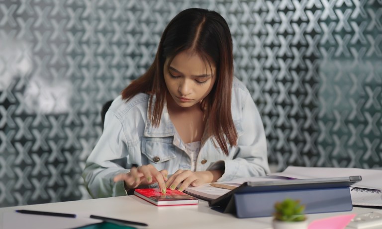 Gen Z’s Savings Surge Despite Paycheck-to-Paycheck Pressures