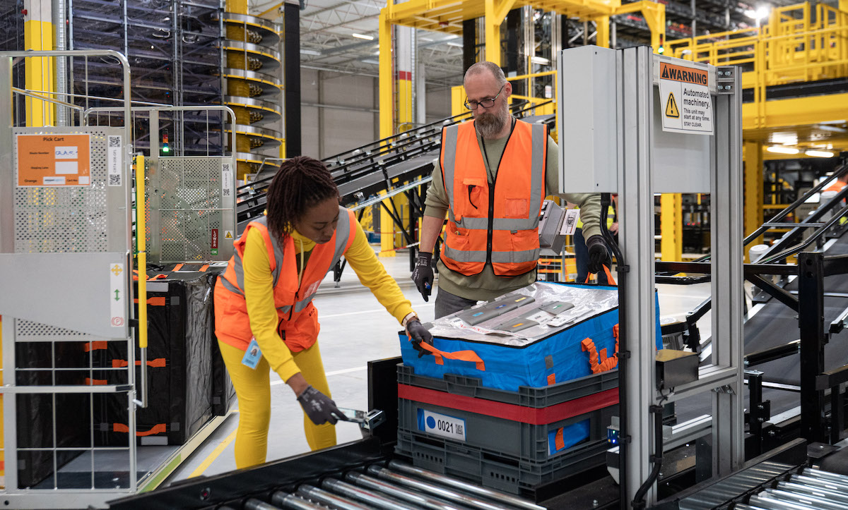 Amazon Seeks 250K Holiday Workers Amid Muted Hiring Season