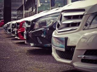 Auto Industry Wrestles With Challenge of Tariffs and Cautious Consumers