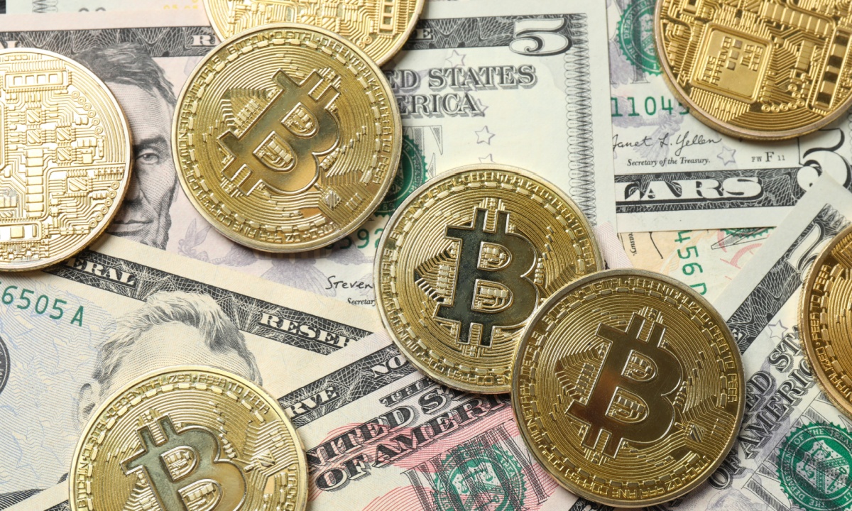 WisdomTree Economist Says Bitcoin Threatens Dollar Dominance