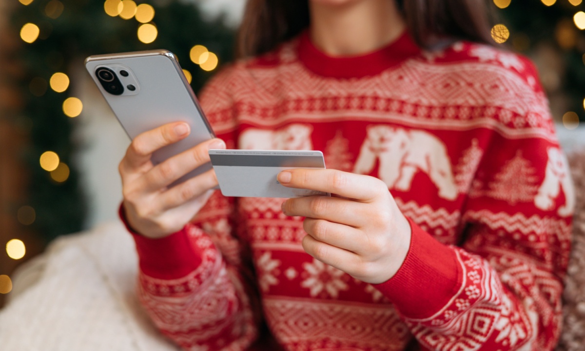Job Market Strains Push Holiday Spending Toward eCommerce