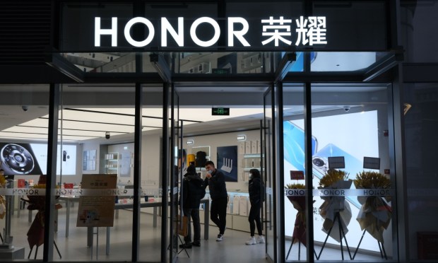 Honor’s AI-Powered Phone Finds Discounts, Raising Pressure on Apple