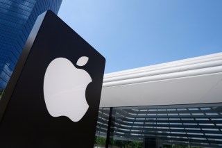 Did Meta’s Momentum Push Apple to Scrap Its Vision Pro Overhaul?