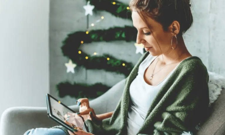 woman online holiday shopping