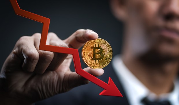 Bitcoin Drops Below $95,000 Amid Concerns About Interest Rates and AI Investments