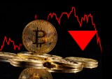 Bitcoin Falls Amid Investor Concerns About Steep AI Valuations