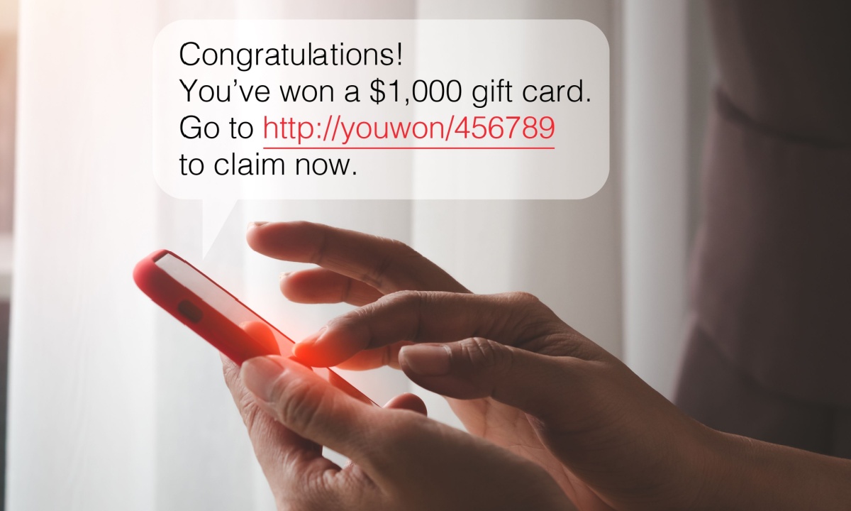 Scammers Target Holiday Shoppers Through Fake Marketplaces, Identity Gaps