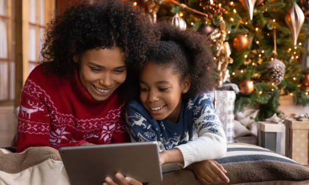 Holiday Shoppers Increase Their Use of Cross-Channel Shopping and AI Tools