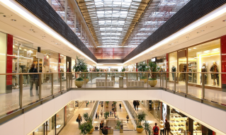 Top-Tier Malls Attract Shoppers and Capital as Others Face Demolition