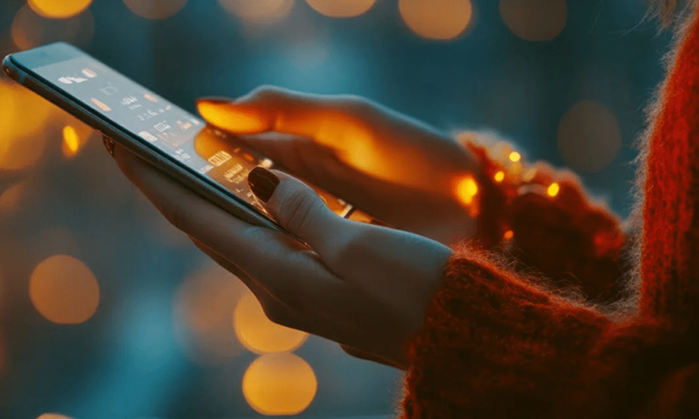 hands with phone