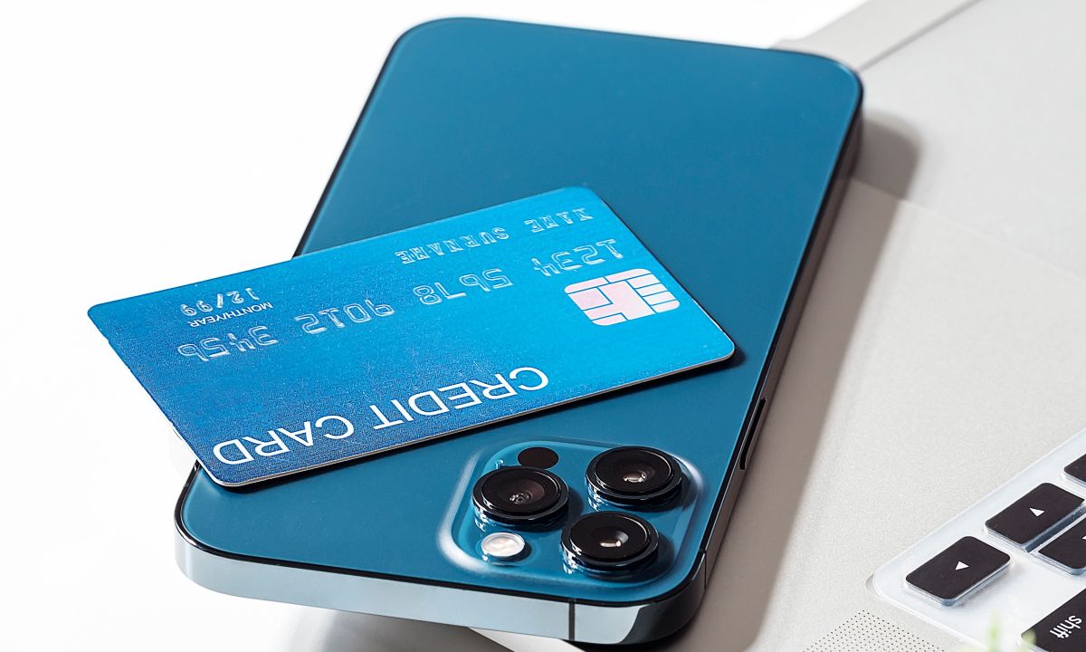Banks Use Apps to Push Cards Top of the Wallet