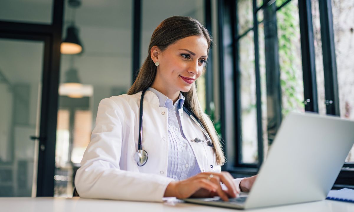 Hospitals Follow Banks’ Playbook for Taming Generic AI